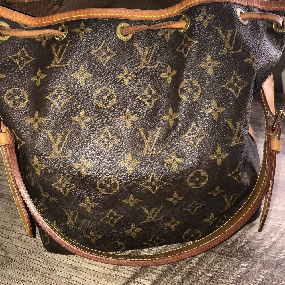 Louis Vuitton - Picture 2 of 6